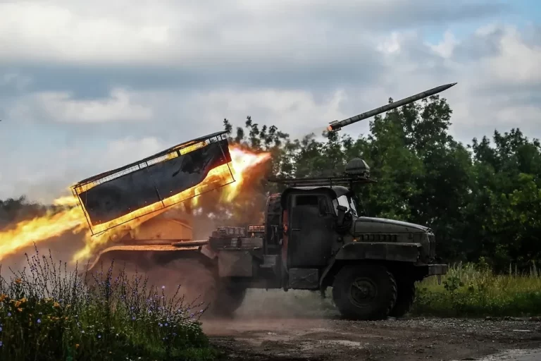 Новости СВО. Освобождены Петровка и Воскресенка, ВС РФ продвигаются у Купянска, Трамп отказал в ракетах ВСУ, на Украине продлили военное положение, 16 июля